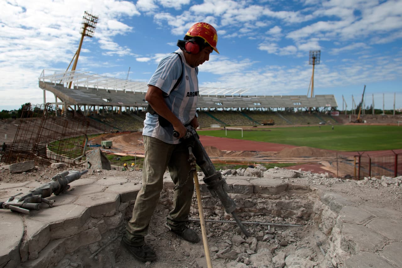 El escenario fue construido para el Mundial de 1978 y recibió ocho partidos de ese certamen, con una capacidad en su momento para 47 mil personas.