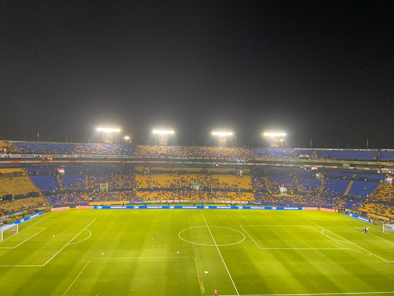 Llega la noche en Monterrey y el el Estadio Universitario se prepara para albergar otra final femenil entre Tigres y Monterrey.