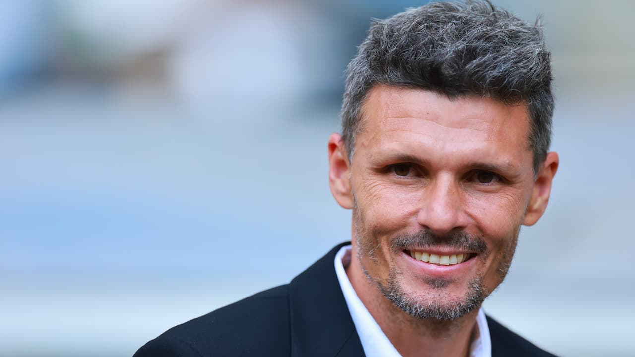 Técnico del América para a la prensa para tomarse foto con aficionada