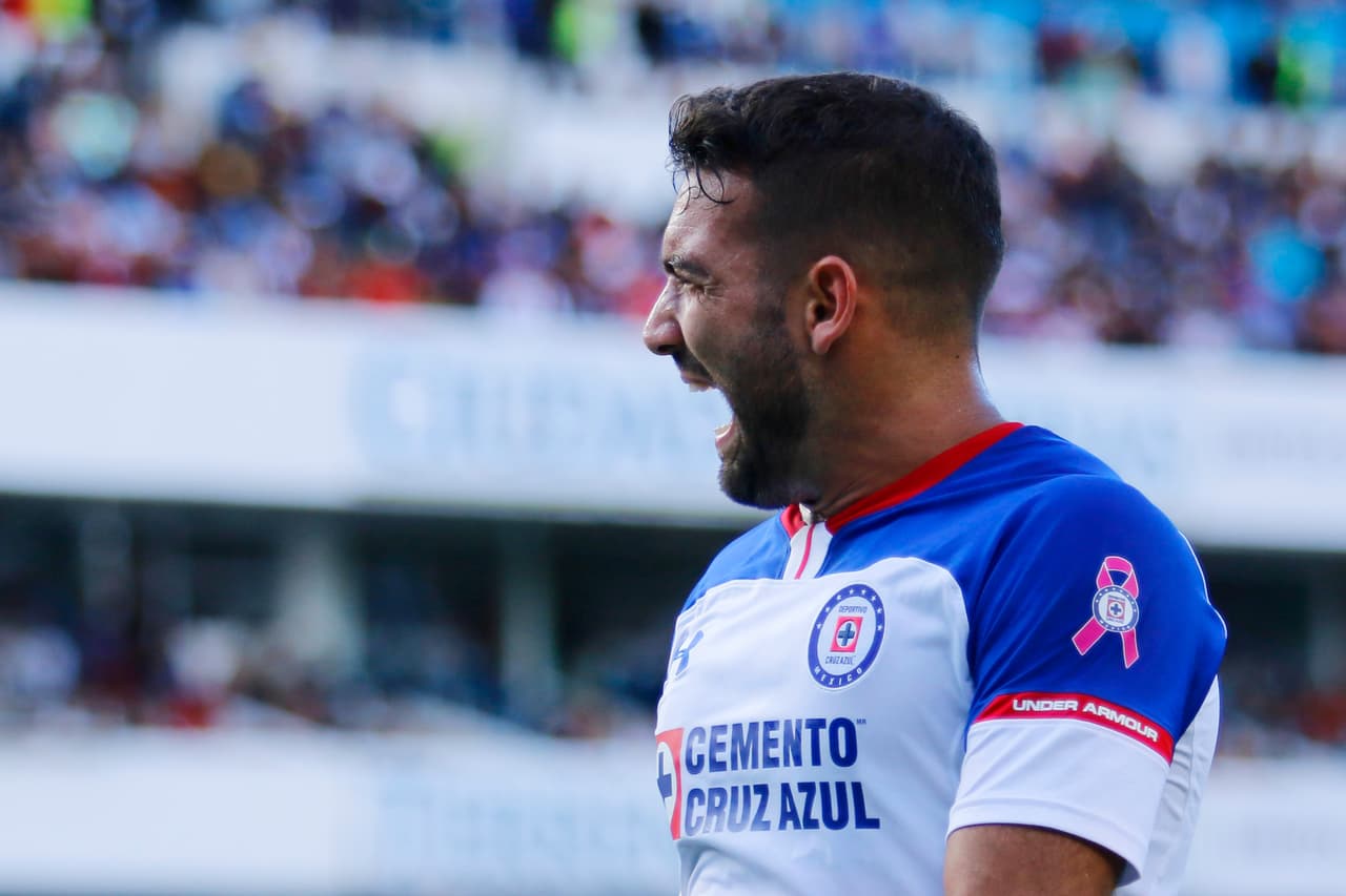 El delantero uruguayo del Cruz Azul, Martín Cauteruccio, lamenta una opción de gol perdida.