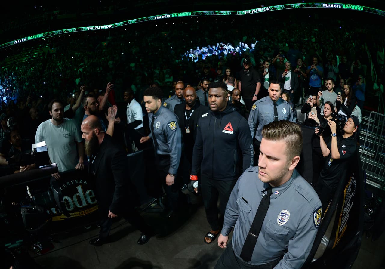 Ngannou 'The Predator', fue el encargado de darle la bienvenida al peleador de sangre mexicana, con la misión de apuntarse una victoria más para acercarse al título de los pesados.