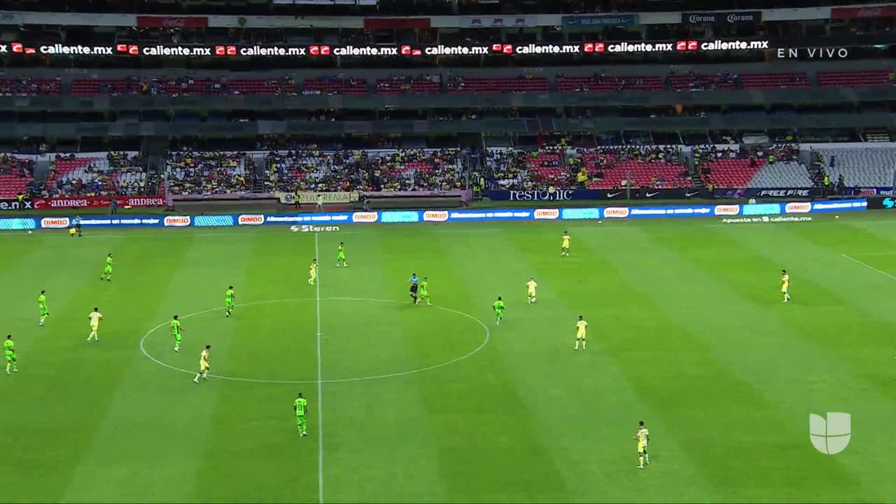 Arranca el partido y la pelota está en juego.