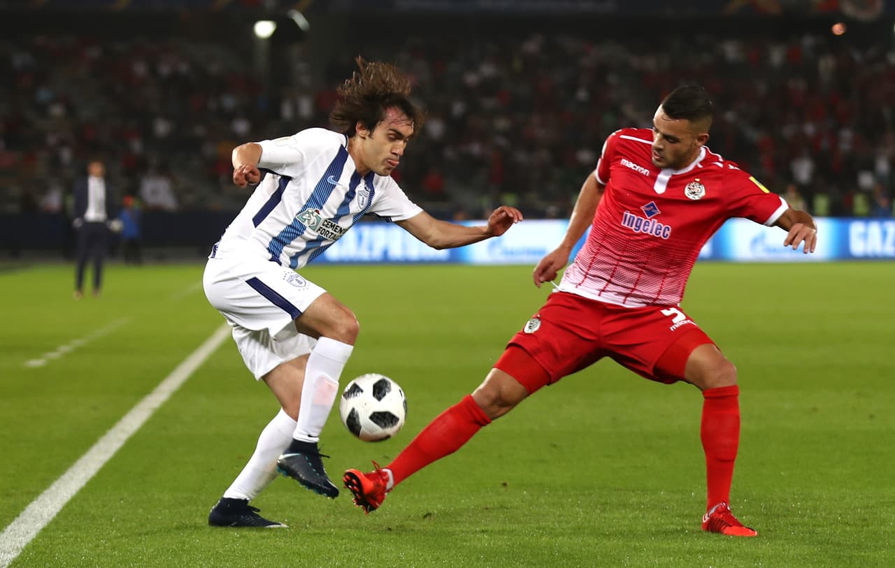 El 'Shaggy' Martínez, por uno de los extremos, estaba siendo controlado por los defensas africanos.