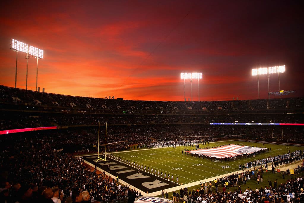 Los Ángeles Chargers 24-26 Oakland Raiders. Philip Rivers no pudo con la presión de Oakland, lo interceptaron tres veces.
