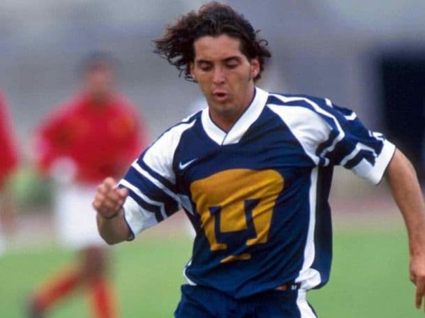 Jorge Santillana: Portó la casaca de los felinos tras su debut en 1990 y jugó seis temporadas ahí. Para los cementeros jugó en la temporada 1996-1997.