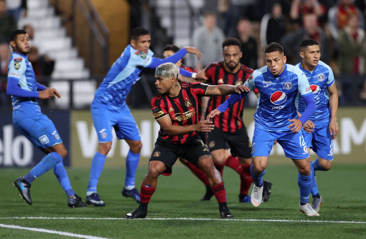 Josef Martínez remata dentro del área, pero el balón sale desviado.
