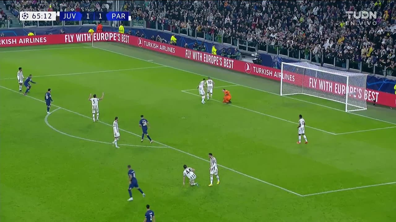 ¡TIRO ATAJADO! disparo por Sergio Ramos.