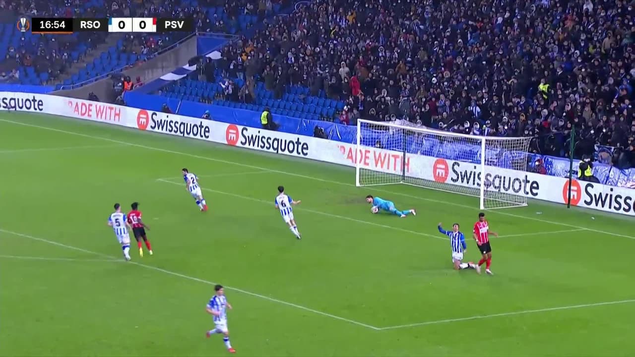 ¡TIRO ATAJADO! disparo por Cody Gakpo.