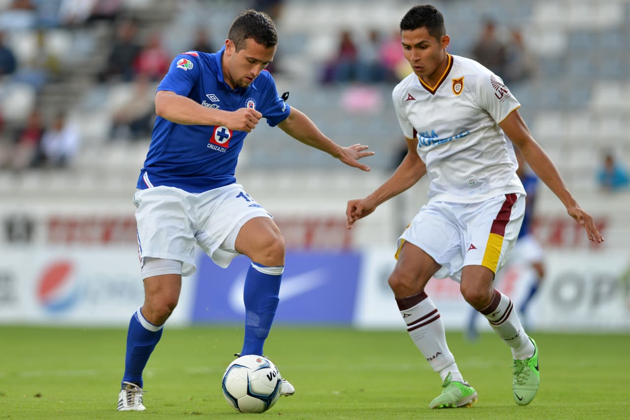 En su paso por Cruz Azul en 2013 marcó dos tantos y tuvo que estar en una fila de atacantes muy exigente, lo que le impidió tener mayor regularidad.