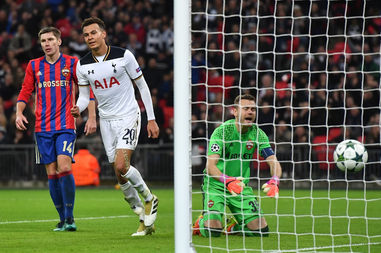 Dele Alli hizo un débil remate con la cabeza que Akinfeev rechazó con el guante, pero metió con el botín. Sí, así como usted lo lee: rechazó con el guante, pero metió con el botín.