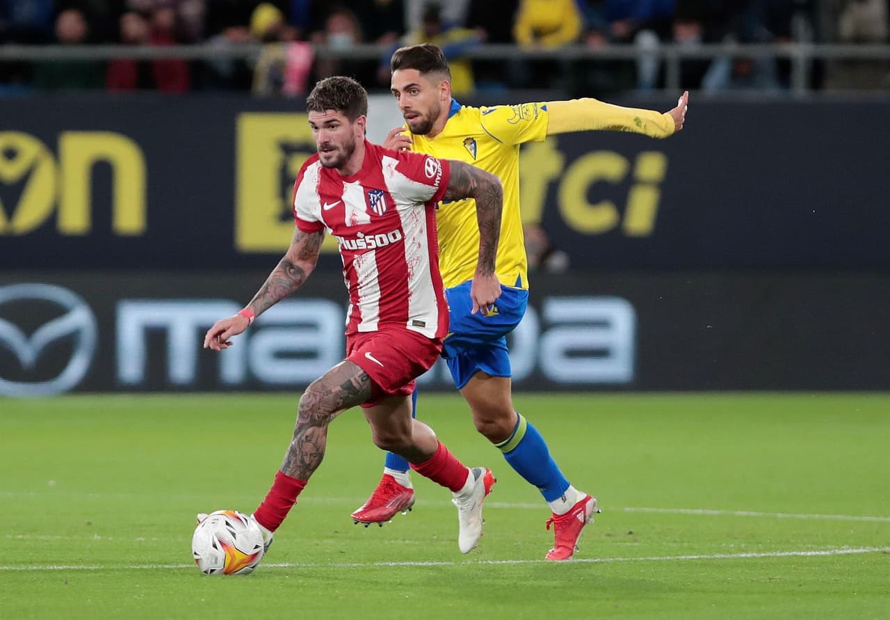 Atletico de Madrid golea a Cádiz 4-1 con anotaciones de Lemar, Griezmann, Correa y Cunha durante la décima Jornada de La Liga. Los Colchoneros son segundo lugar de la tabla.