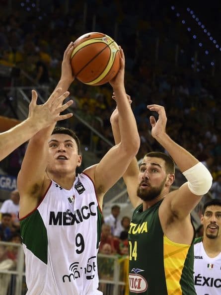 En el segundo asalto, el técnico Jonas Kazlaukas agilizó las rotaciones, dando protagonismo especial a la muñeca depurada de Darjus Lavrinovic, quien, con su acierto en el perímetro (dos triples casi consecutivos), permitió dar oxígeno a los lituanos (39-37), aunque los mexicanos seguían echando mano de un inspirado Jorge Gutiérrez.