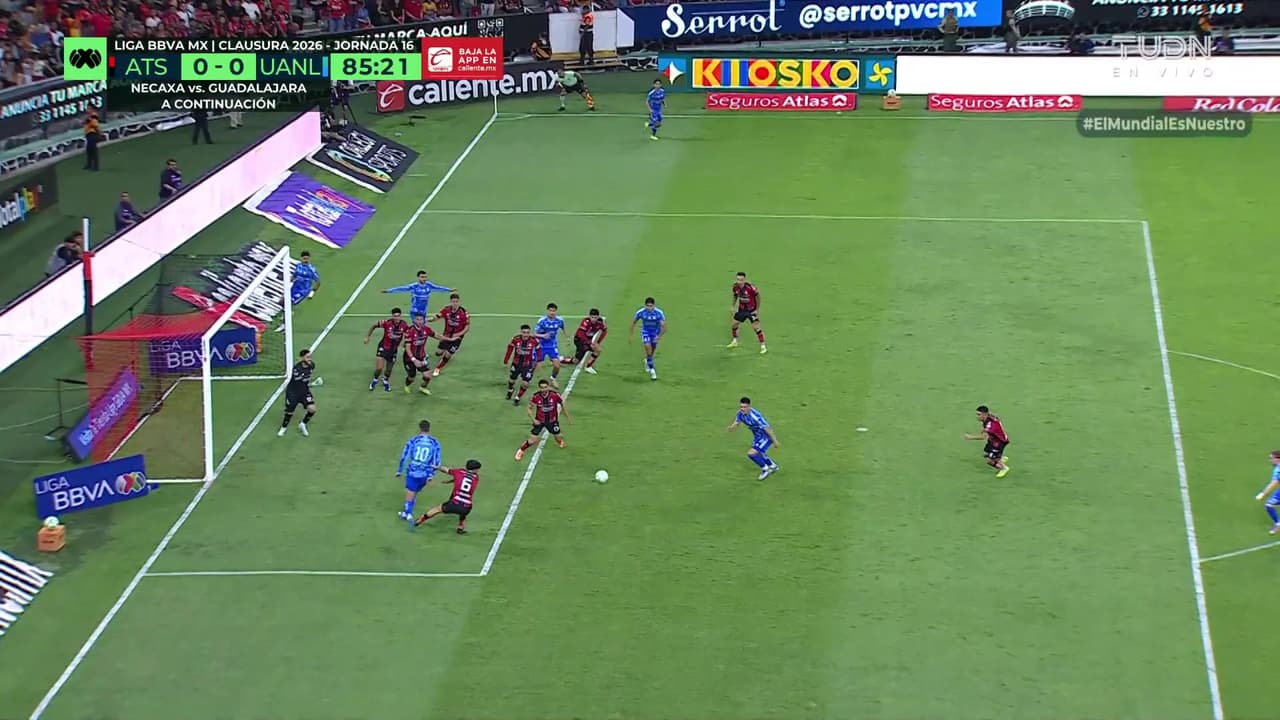 ¿Era falta y penal sobre Gignac? Lo pisan en el área pero no marcan nada