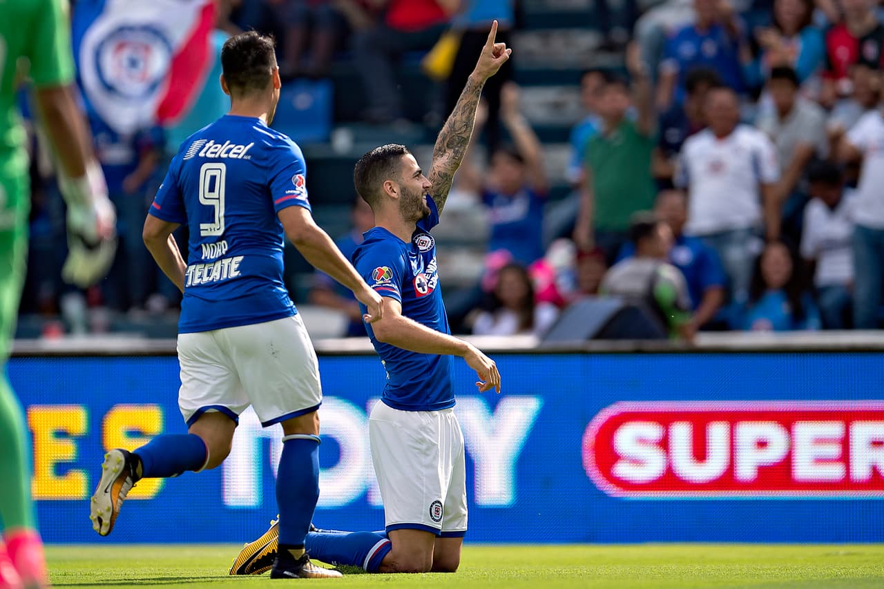 Apenas al minuto cuatro, el español Édgar Méndez volvió a lucir su olfato goleador para abrir el marcador.