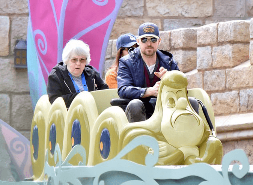 Ama Disneyland. En su tiempo libre, le gusta ir solo o acompañado.