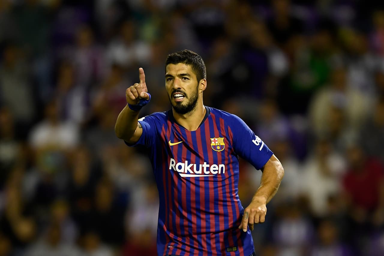 <b>2. Luis Suárez (Barcelona / Uruguay) - </b>A pesar de su estatura, el 'Pistolero' es hábil con el balón y siempre logra hacerse con los espacios para definir a gol. Además es un delantero que pocas veces se rinde y tiene como bandera la lucha. Ha marcado ya más de 150 goles con la playera blaugrana.