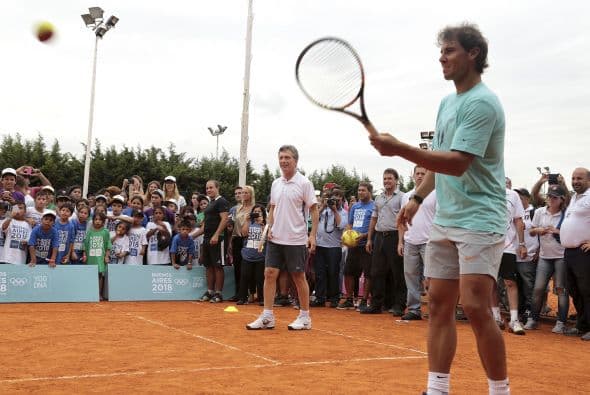 Rafael Nadal visitó el estadio vecino de San Lorenzo para jugar con niños de barrios marginales de Buenos Aires.