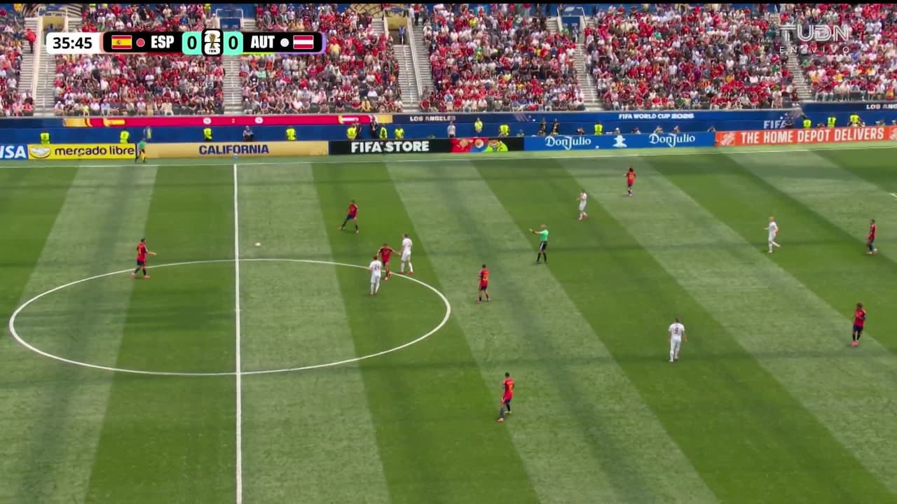 ¡GOL!  anota para España. Mikel Oyarzabal