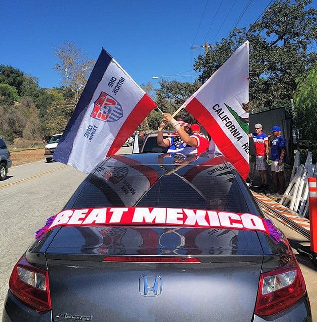 Los fanáticos de México y EU han comenzado a llegar a las inmediaciones del Rose Bowl en Pasadena, California, para ser testigos de un juego determinante. En este partido está en juego la clasificación para la Copa Confederaciones 2017, torneo de antesala del Mundial de Rusia 2018, en donde participarán los mejores de cada continente. (Foto: 5feetjacky)
