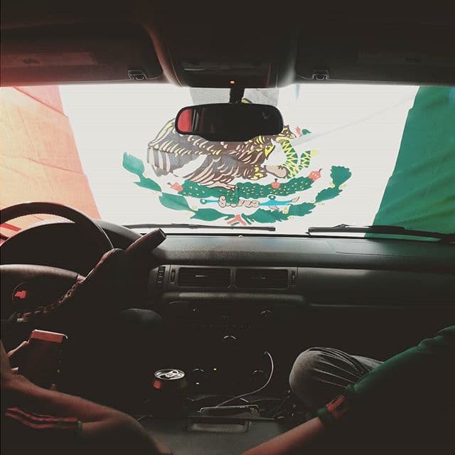 Los fanáticos de México y EU han comenzado a llegar a las inmediaciones del Rose Bowl en Pasadena, California, para ser testigos de un juego determinante. En este partido está en juego la clasificación para la Copa Confederaciones 2017, torneo de antesala del Mundial de Rusia 2018, en donde participarán los mejores de cada continente. (Foto: bandalapegadora)