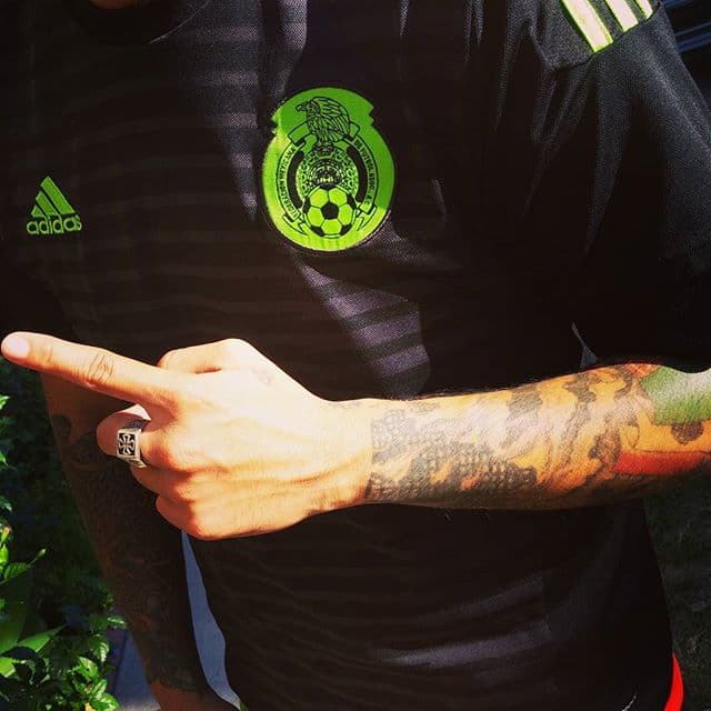 Los fanáticos de México y EU han comenzado a llegar a las inmediaciones del Rose Bowl en Pasadena, California, para ser testigos de un juego determinante. En este partido está en juego la clasificación para la Copa Confederaciones 2017, torneo de antesala del Mundial de Rusia 2018, en donde participarán los mejores de cada continente. (Foto: pacoc27)