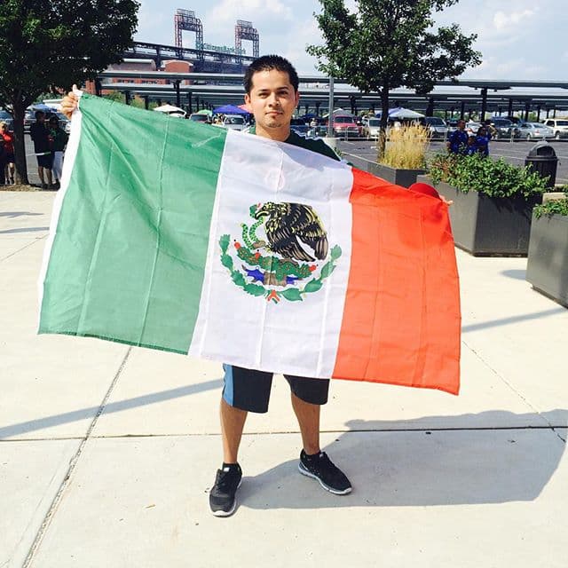 Los fanáticos de México y EU han comenzado a llegar a las inmediaciones del Rose Bowl en Pasadena, California, para ser testigos de un juego determinante. En este partido está en juego la clasificación para la Copa Confederaciones 2017, torneo de antesala del Mundial de Rusia 2018, en donde participarán los mejores de cada continente. (Foto: rudy_1k)