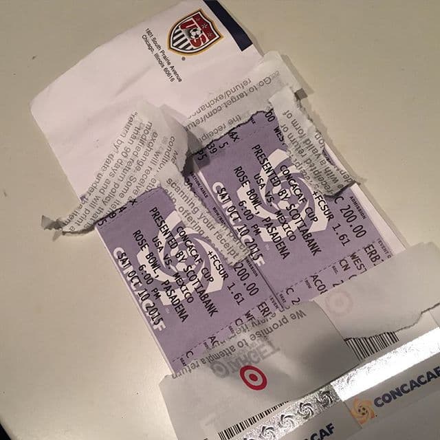 Los fanáticos de México y EU han comenzado a llegar a las inmediaciones del Rose Bowl en Pasadena, California, para ser testigos de un juego determinante. En este partido está en juego la clasificación para la Copa Confederaciones 2017, torneo de antesala del Mundial de Rusia 2018, en donde participarán los mejores de cada continente. (Foto: sbkeli)