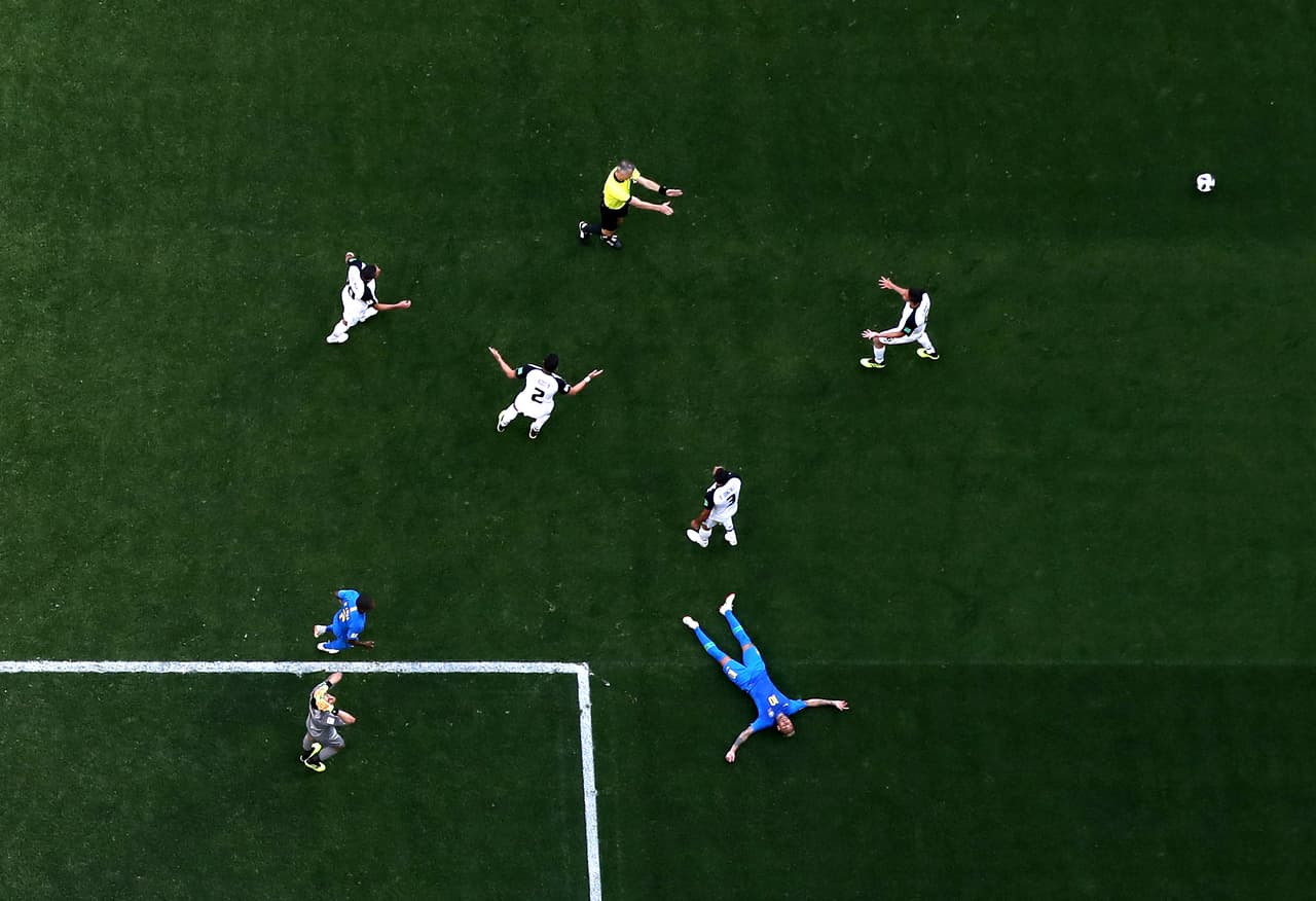 Al minuto 34 del segundo tiempo, un contacto sobre Neymar en el que el jugador cayó provocó en primera instancia una sanción de penalti a favor de Brasil.