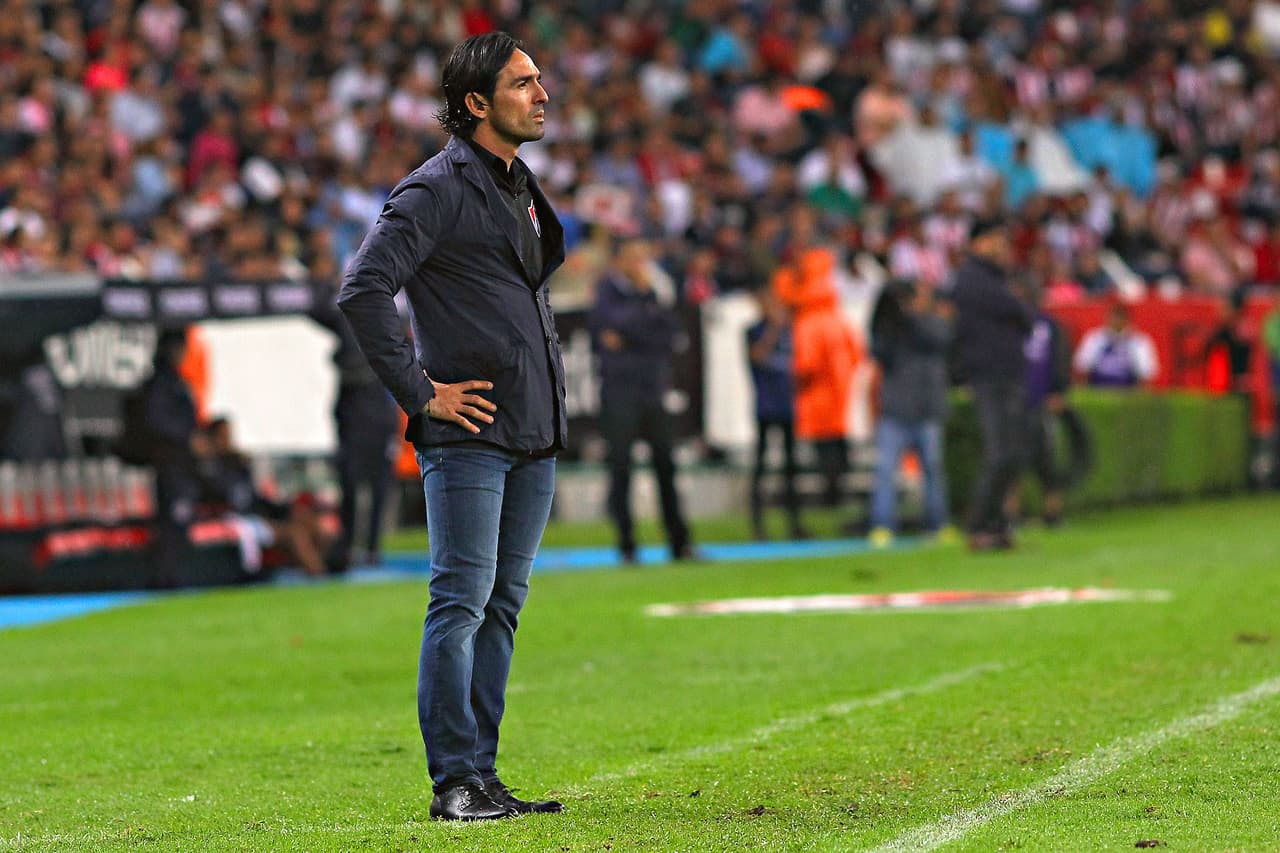 La continuidad del técnico de Atlas, Gerardo Espinoza, sigue en vilo después de la caída de los 'zorros' ante su eterno rival.