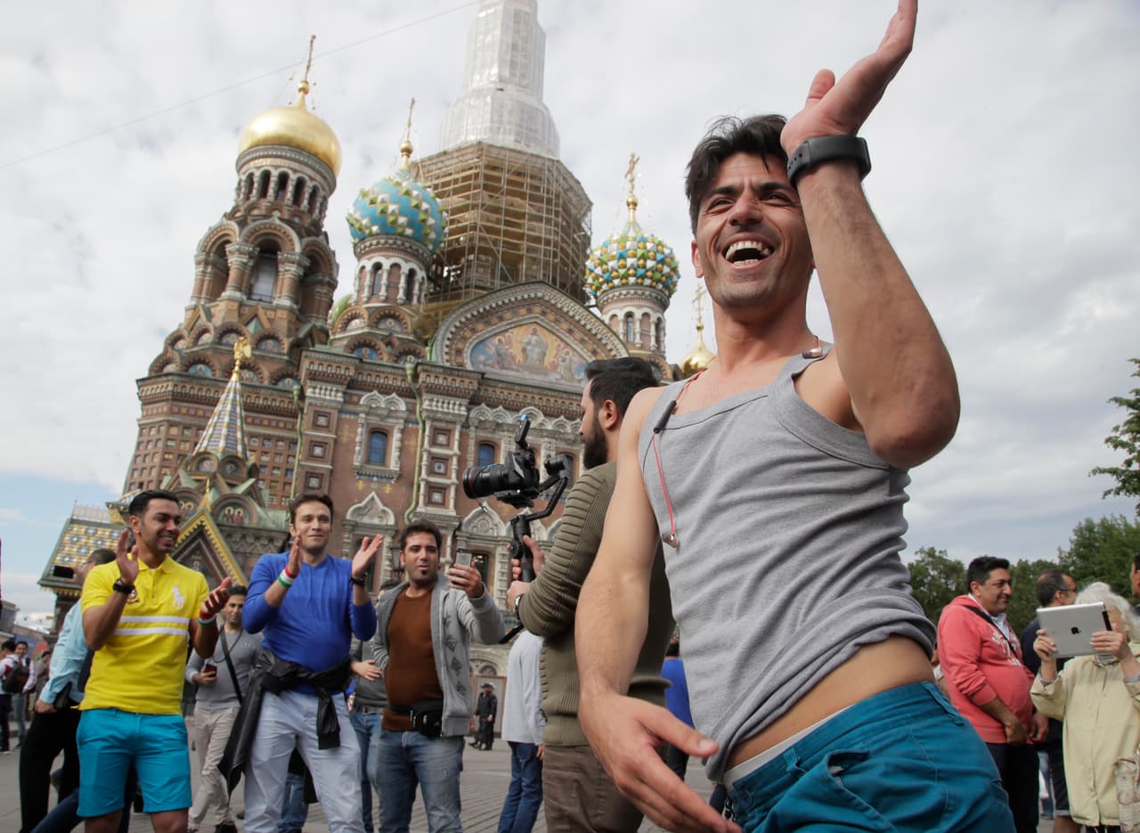 Incluso, muchos se reunen en las calles de San Petersburgo, al lado de la catedral, para bailar en medio de esta fiesta: todo en medio de las expresiones artísticas por el Mundial de Rusia 2018.