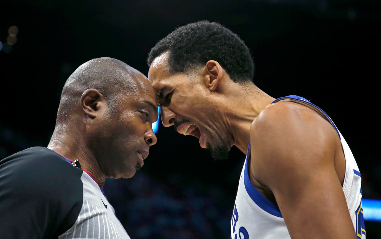 El árbitro respondió agresivamente.