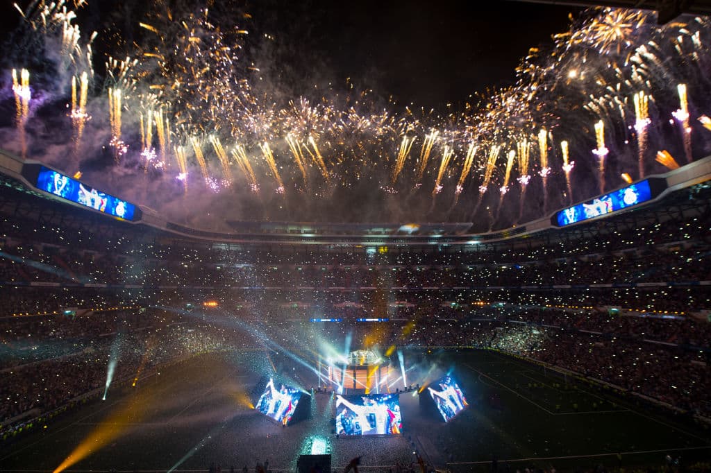 El Estadio Santiago Bernabéu lució sus mejores galas para recibir a sus campeones tras su regreso de Kiev y la luz de la pirotecnia y los festejos en el campo hicieron del recinto una fiesta.