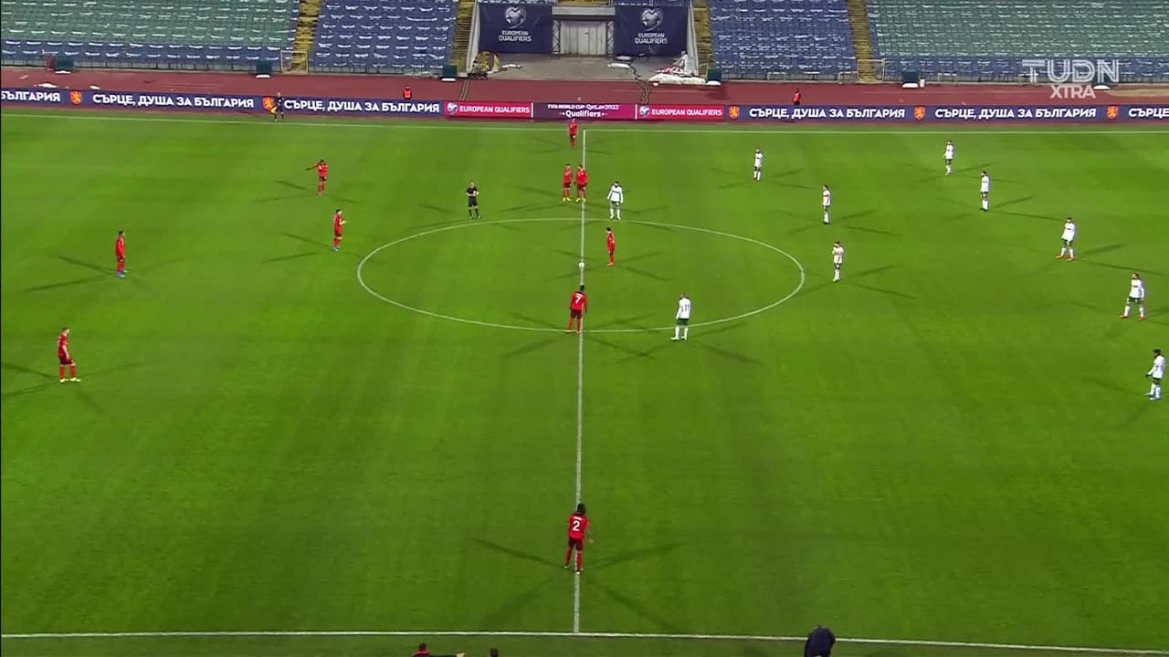 Arranca el partido y la pelota está en juego.