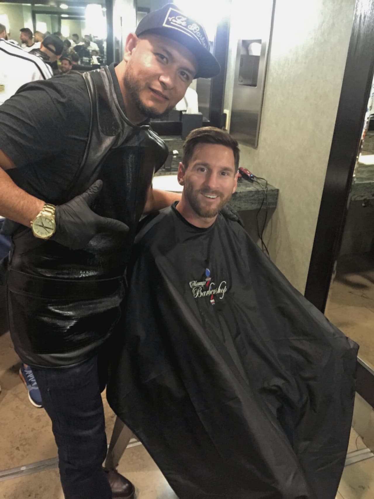 A Messi no le pudo cortar la barba, pero si le hizo algunos retoques.