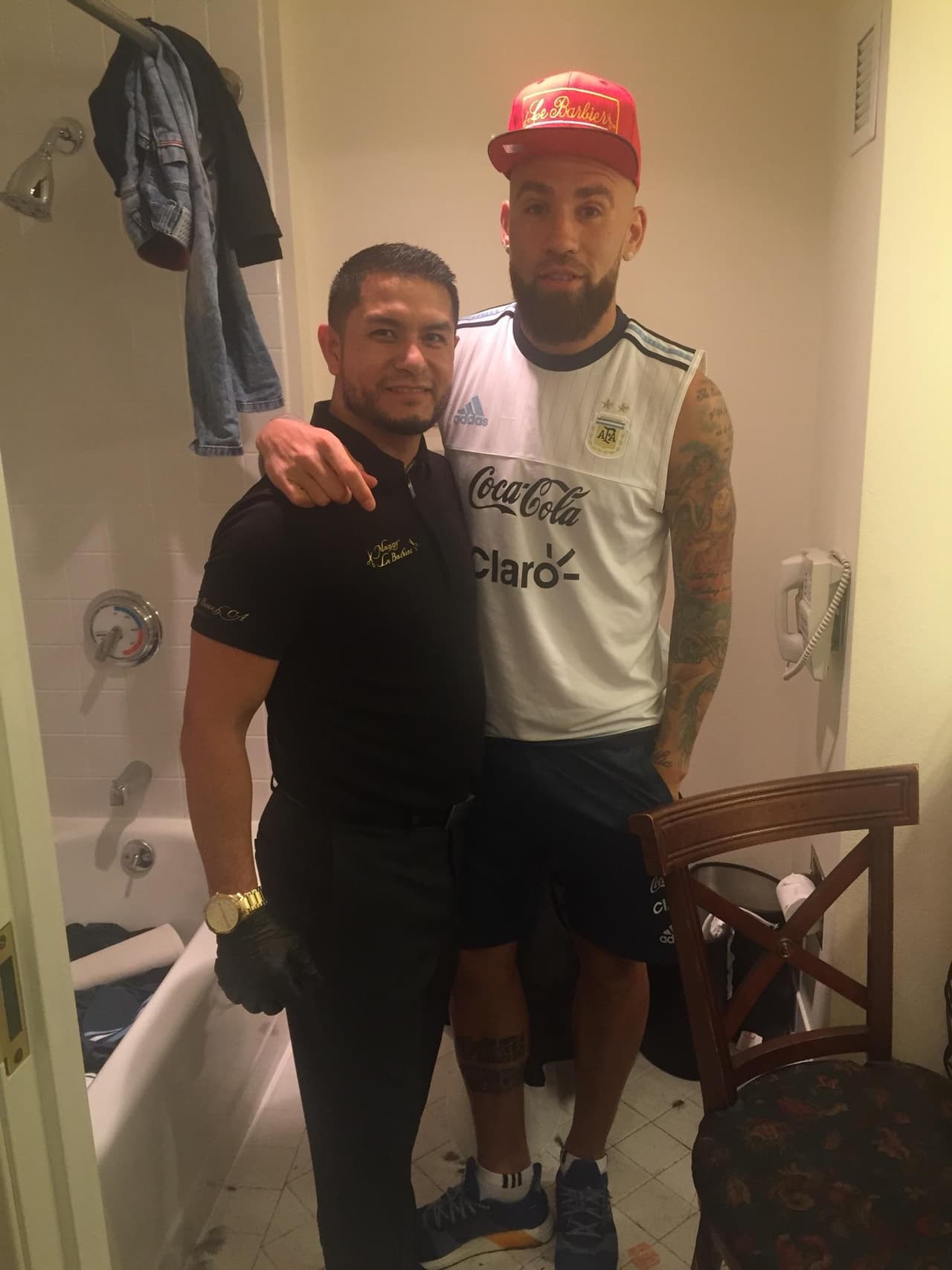 Otamendi también se recortó la barba y se tapó la cabeza para la foto.