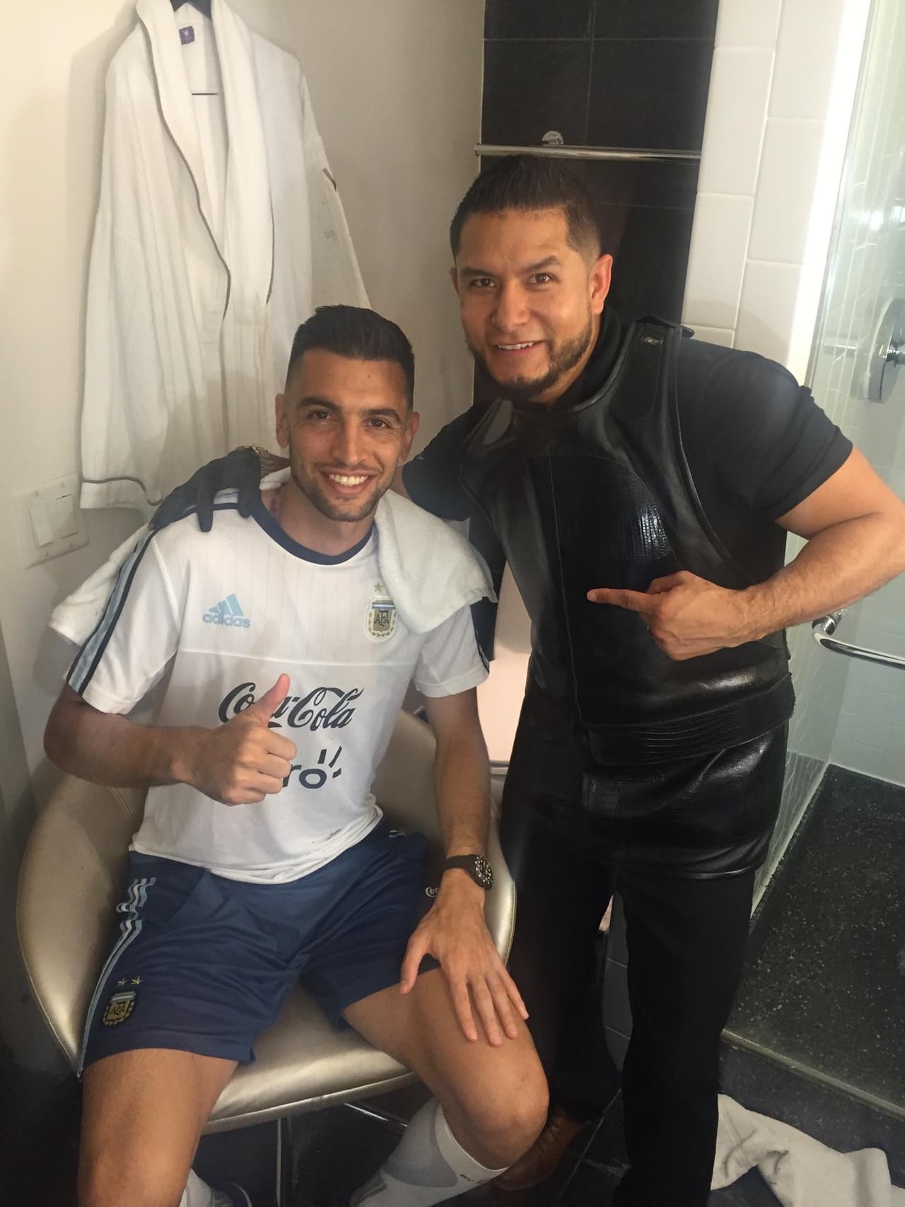 Pastore aprobó su corte de pelo con el pulgar en alto.