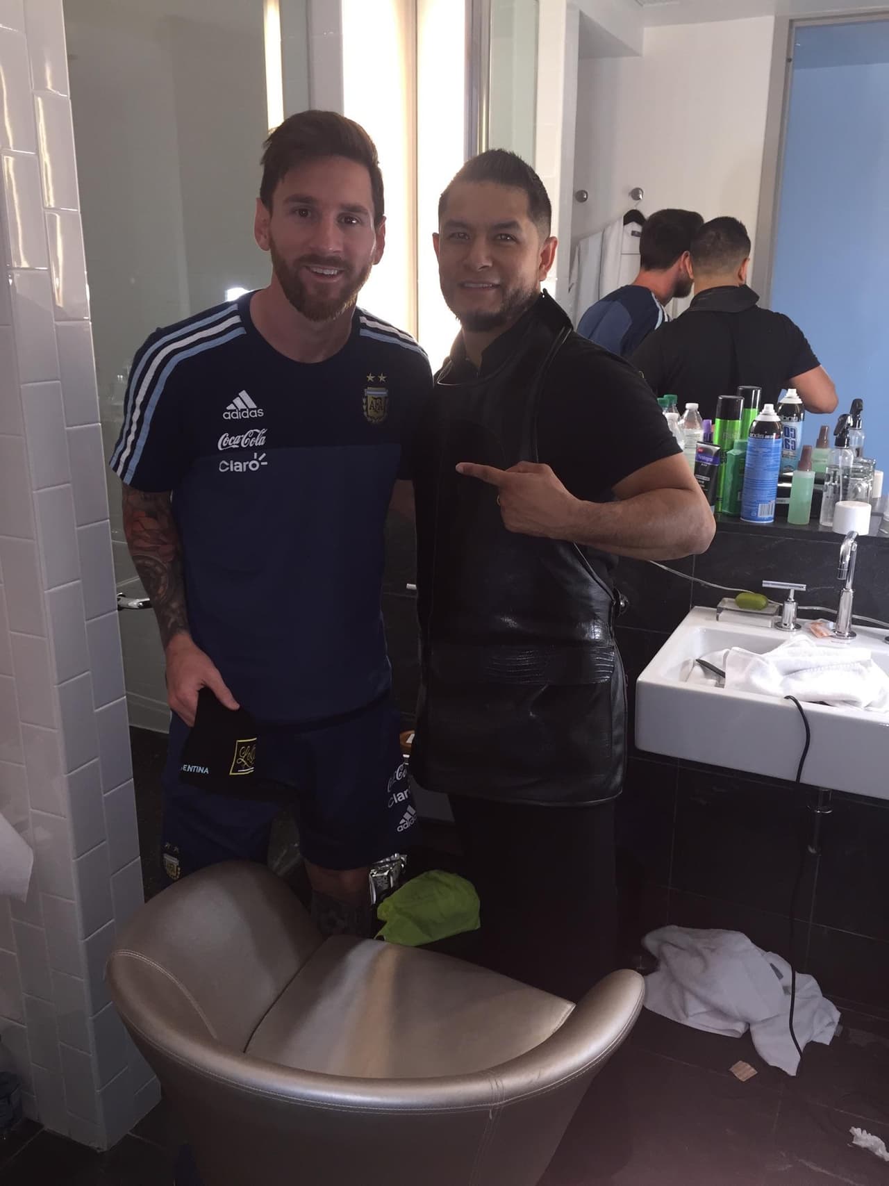 Manuel 'Manny' Navarro, barbero de Colorado Rapids y LA Galaxy, se convirtió en el barbero de la selección de México en Estados Unidos, y ahora Argentina lo adoptó para la final de la Copa América Centenario.