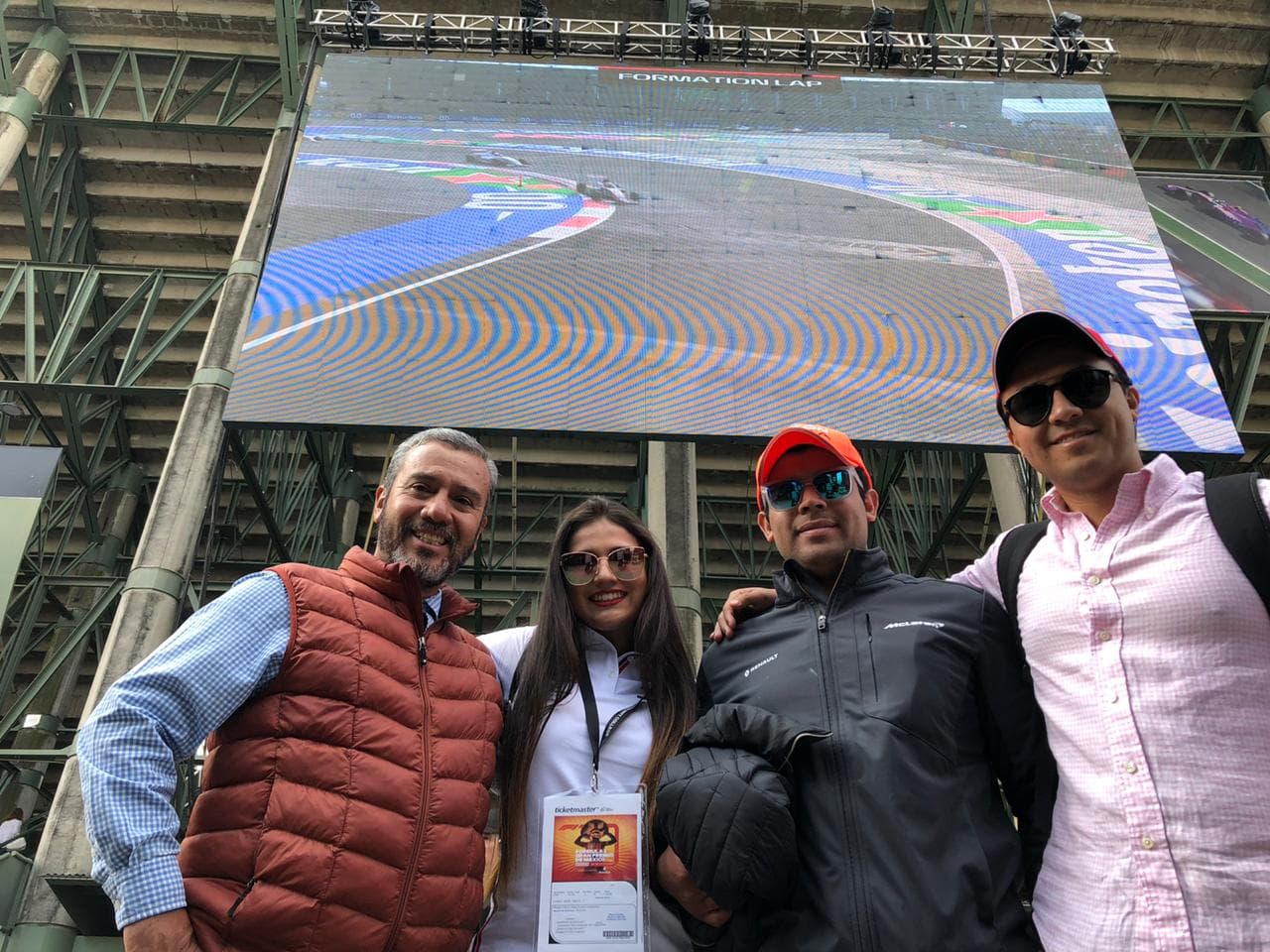 Aficionados conviven en familia previo al inicio de la Fórmula 1 en el Autódromo Hermanos Rodríguez.