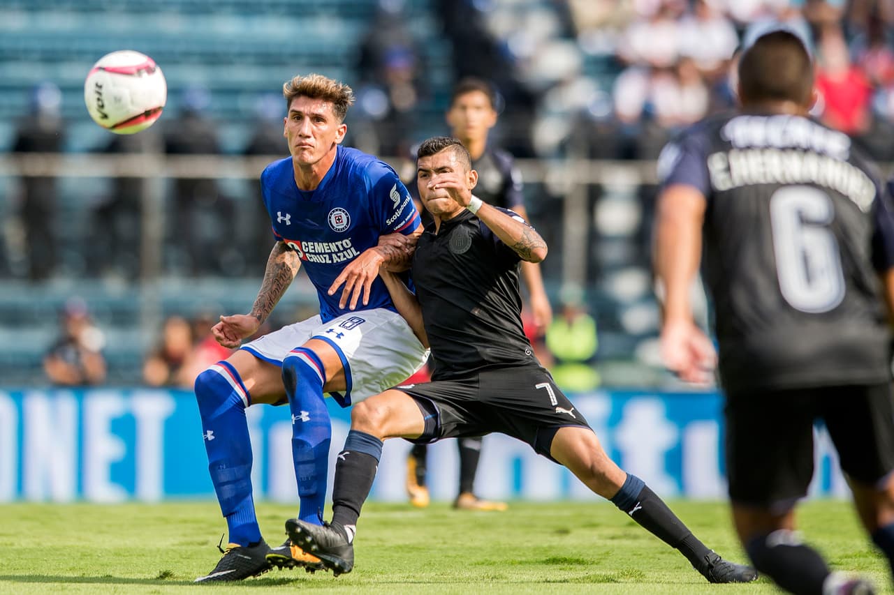 Los primeros minutos del partido, Chivas tuvo el control del balón pero Cruz Azul logró equilibrar las acciones de inmediato.
