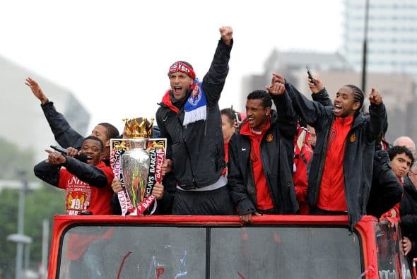 Y más tarde, Rio Ferdinand, capitán del United, gritaba canticos de club mientras tomaba el trofeo.