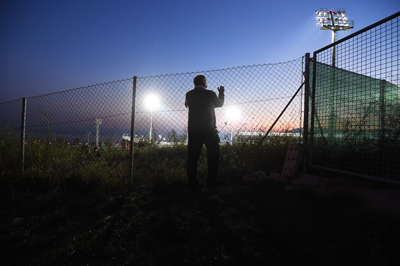 Entrada la noche, los fanáticos comenzaron a llegar a sus al rededores para buscarse un buen lugar.