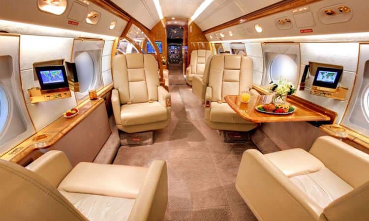 Leonel Messi viaja con estilo, pues este es el jet con el número 10 que adquirió hace poco. El avión incluye una cocina, dos baños y 16 asientos que pueden ser convertidos en camas.