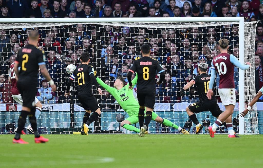 Kun Agüero remata, dentro del área, y abre el marcador en favor de los Citizens, imposible para el arquero.