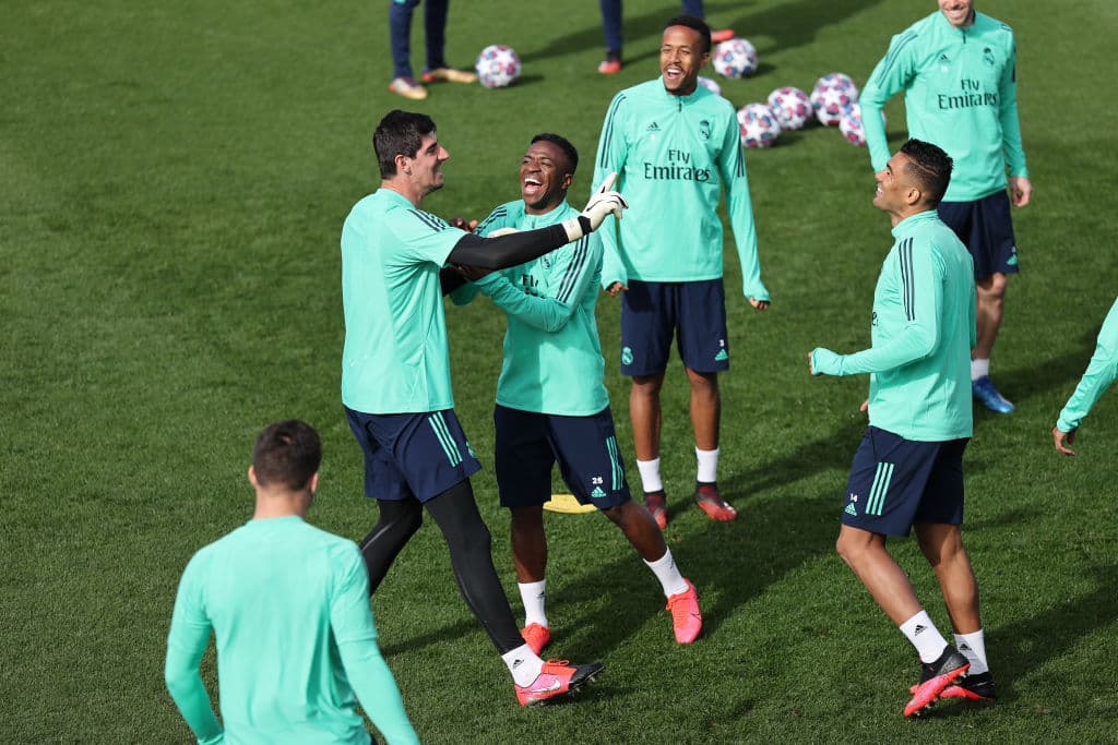 Thibaut Courtois, Vinicius Jr y Casemiro del Real Madrid en el entrenamiento