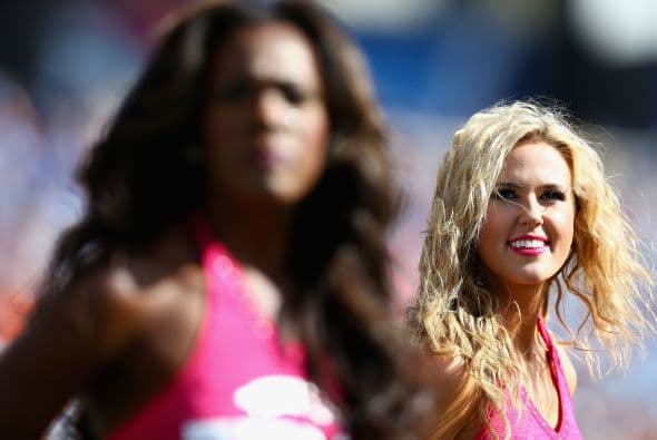 La NFL en octubre está de rosa como apoyo a la campaña del cancer de mama, y las porristas lucen sus trajes en ese color. ¡Bellísimas!