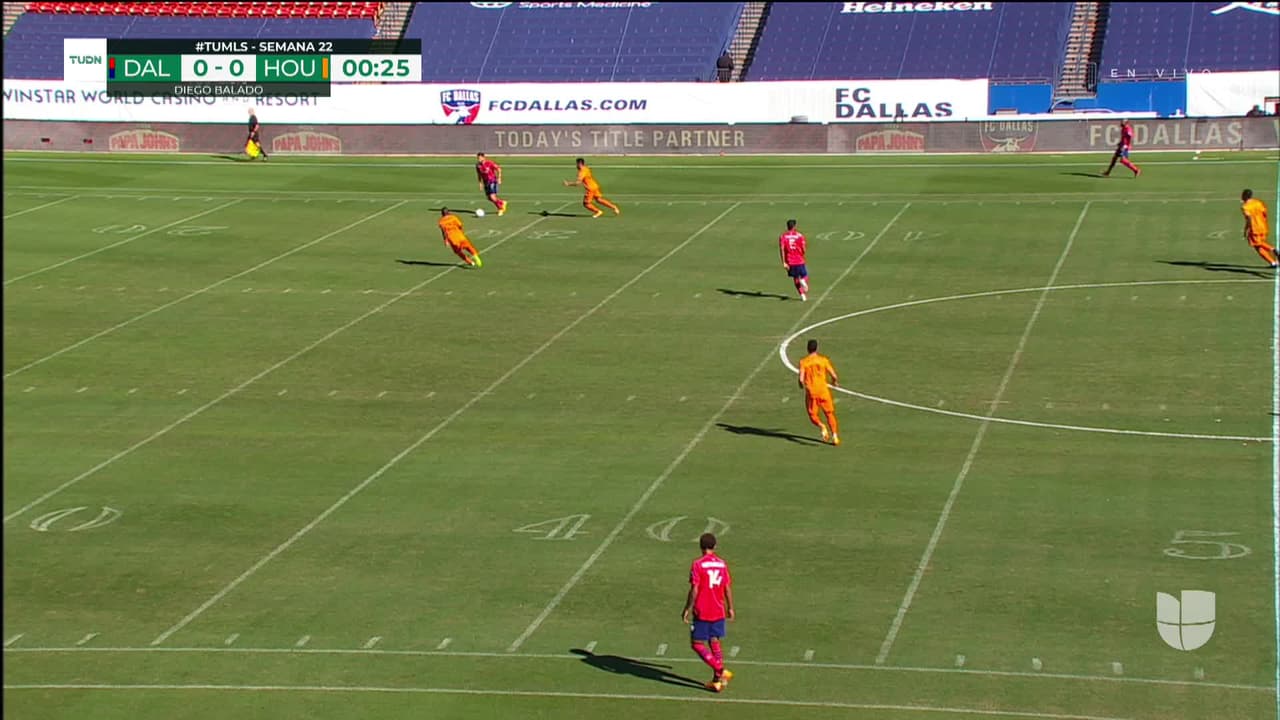 Arranca el partido y la pelota está en juego.