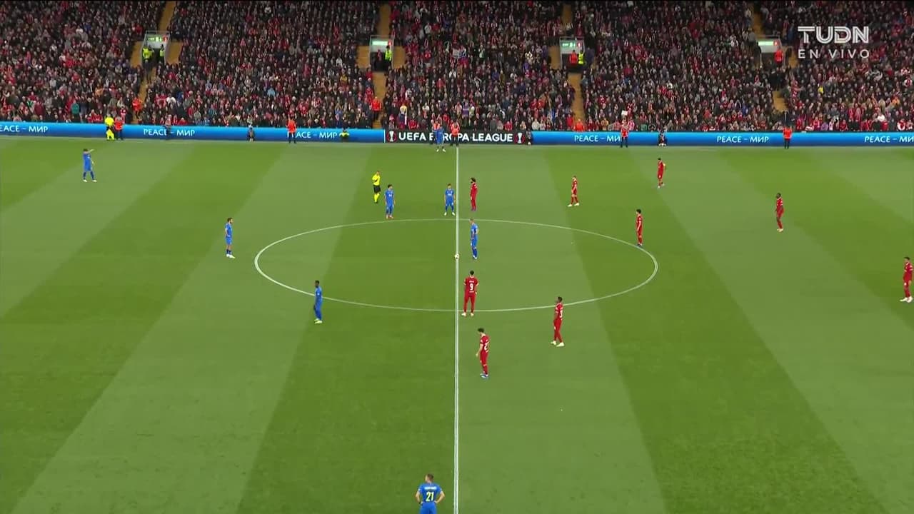 Arranca el partido y la pelota está en juego.