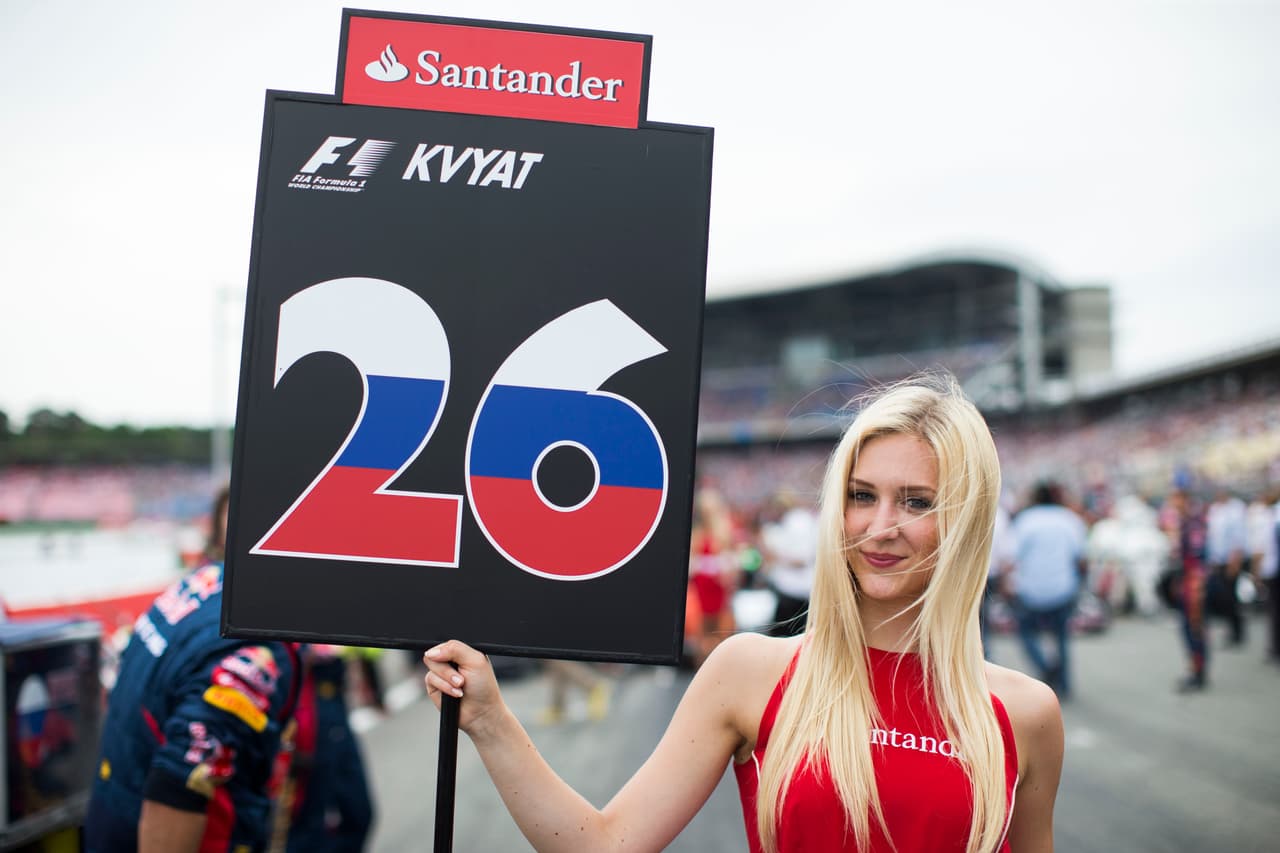 Lejos del tema competitivo, uno de los temas que extrañarán los fanáticos será la presencia de las modelos de presentación en los grandes premios.