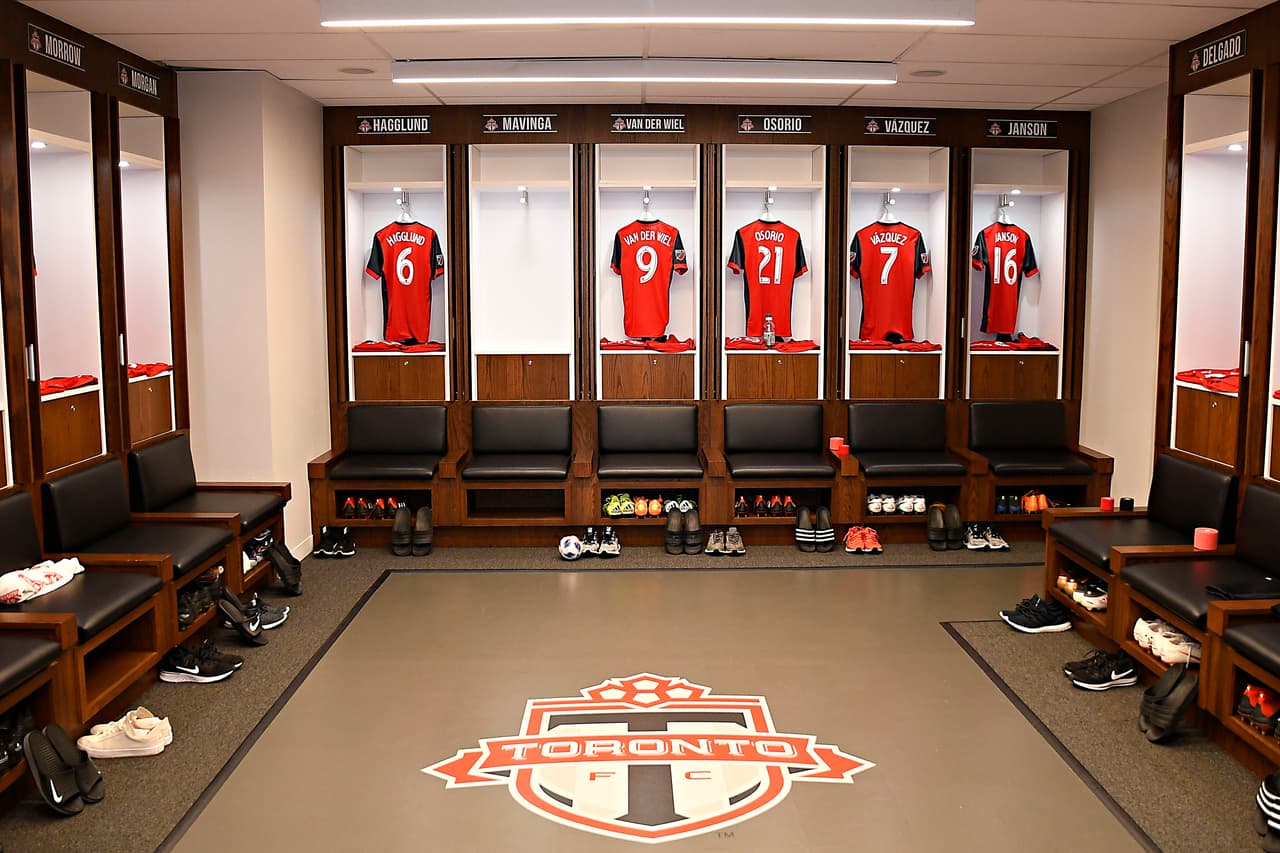 Una mirada interna al vestidor del Toronto FC, pequeño pero muy lindo el cubil de la oncena canadiense.