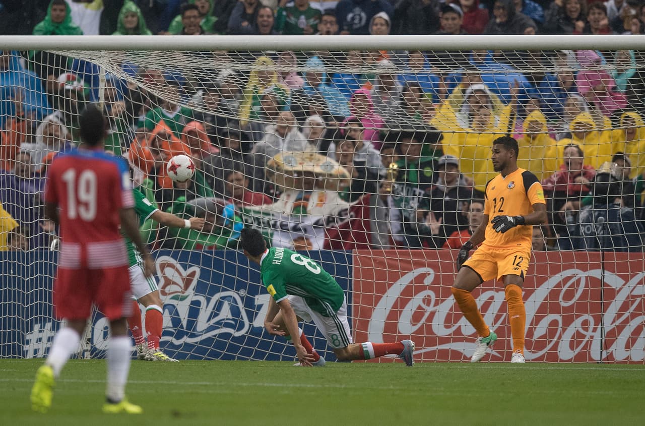 Sin Roberto Chen, Hirving Lozano aprovechó un desconcierto defensivo panameño para aparecer por sorpresa y marcar el 1-0.